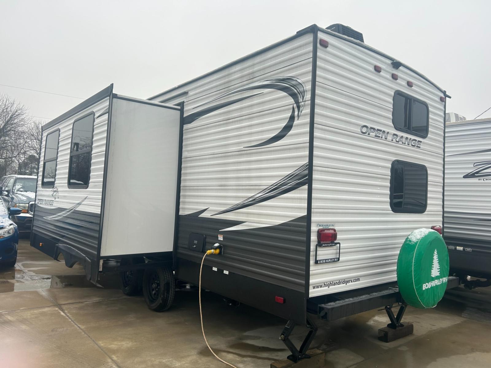2021 White /TAN Highland Ridge RV, Inc OPEN RANGE 26BHS (58TBH0BP7M1) , located at 17760 Hwy 62, Morris, OK, 74445, 35.609104, -95.877060 - 2021 HIGHLAND RIDGE OPEN RANGE IS PERFECT FOR A SMALL FAMILY OR A LARGE. THIS CAMPER IS 30.5FT LONG AND WILL SLEEP 10 PEOPLE. FEATURES A 16FT POWER AWNING, OUTSIDE STORAGE, DOUBLE AXEL, SINGLE SLIDE OUT, POWER HITCH, AND MANUAL JACKS. IN THE FRONT OF THIS CAMPER IS A QUEEN SIZED BED WITH OVERHEAD ST - Photo #2
